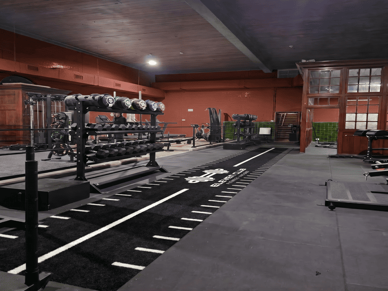 وضع مادة البولي يوريثين اللاصقة على شريط التماس العشب الرياضي